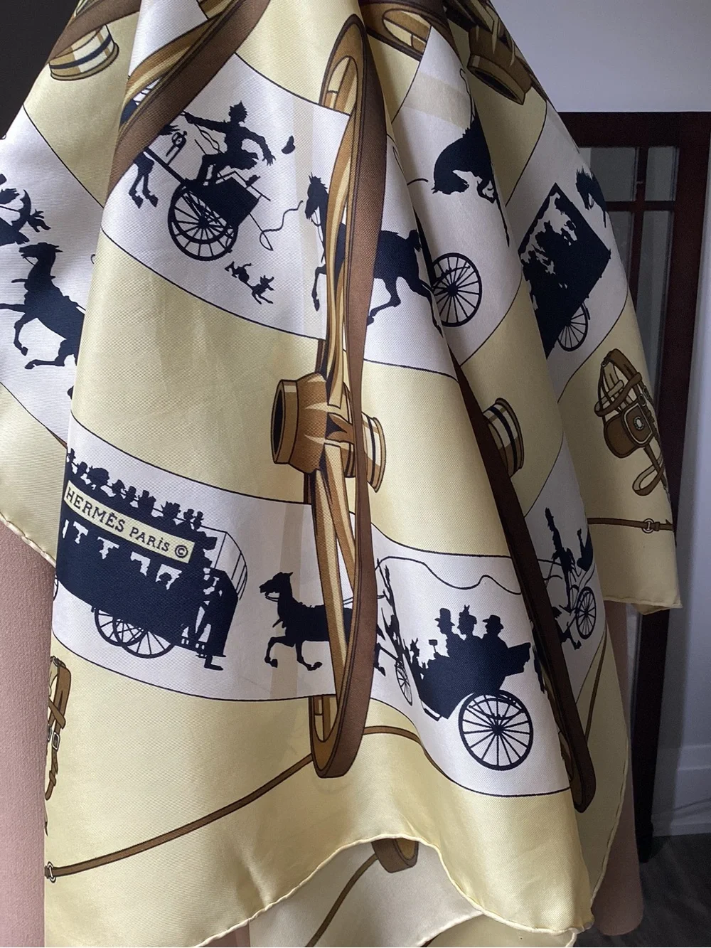 Authentic vintage Hermès silk square "Paris qui roule" from 1951 . With box . - Picture 7 of 16